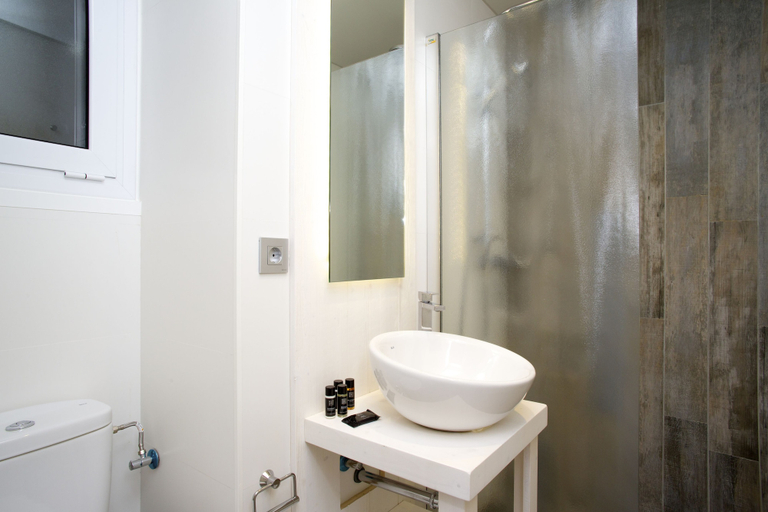 Bathroom, BarcelonaForRent Market Suites, Barcelona
