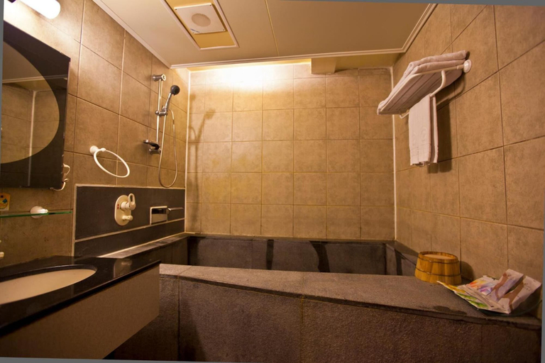 Bathroom 5, Tian Long Hotel, Yilan