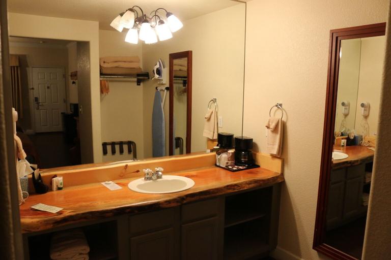 Bathroom 5, Historian Inn, Douglas