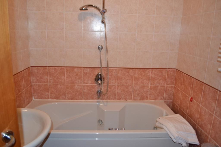 Bathroom 3, Hotel Maita, Lucca