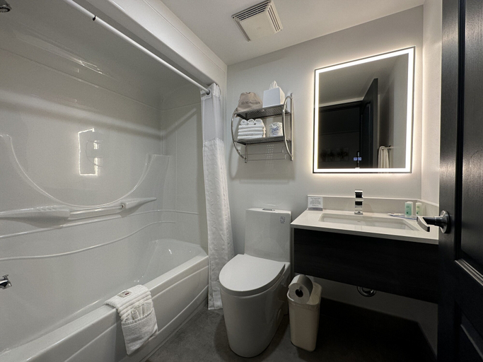 Bathroom 4, Quality Inn, Communauté-Urbaine-de-Québec