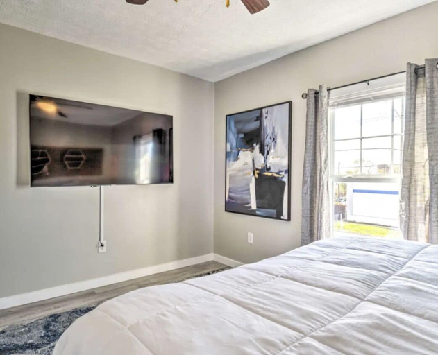 Bedroom 3, Urban Chic Townhome Near Downtown, Marion