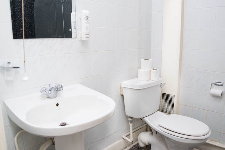 Bathroom 4, Rose Court Hotel, London