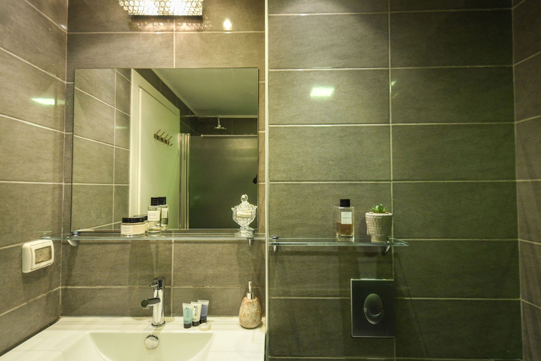 Bathroom, Luxury Levontin apt near Rothschild
