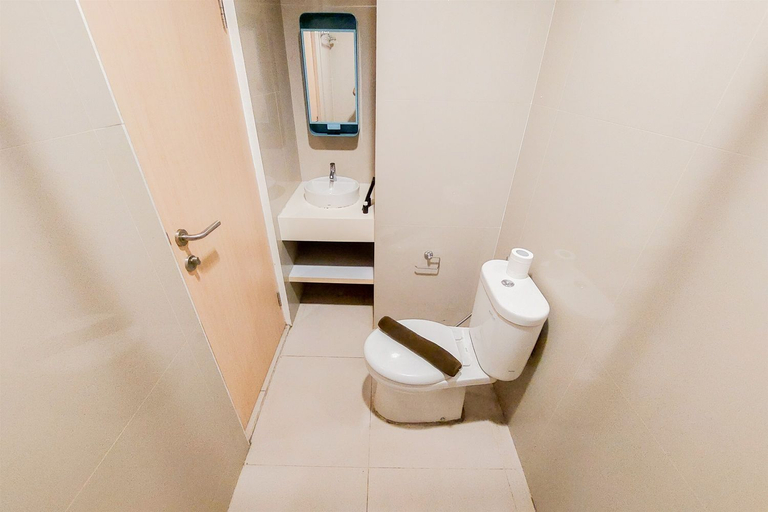 Bathroom 5, Minimalist Studio at Tree Park City BSD Apartment By Travelio, South Tangerang
