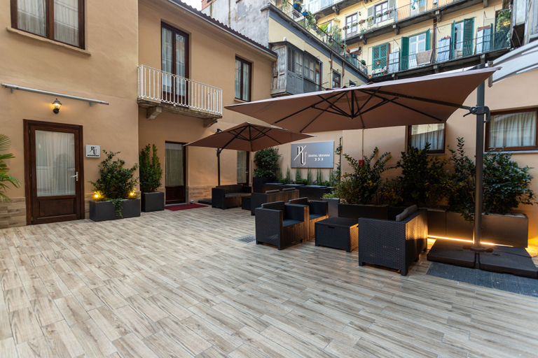 Exterior & Views