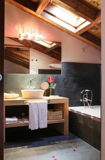 Bathroom 3, Hôtel Iribarnia, Navarra