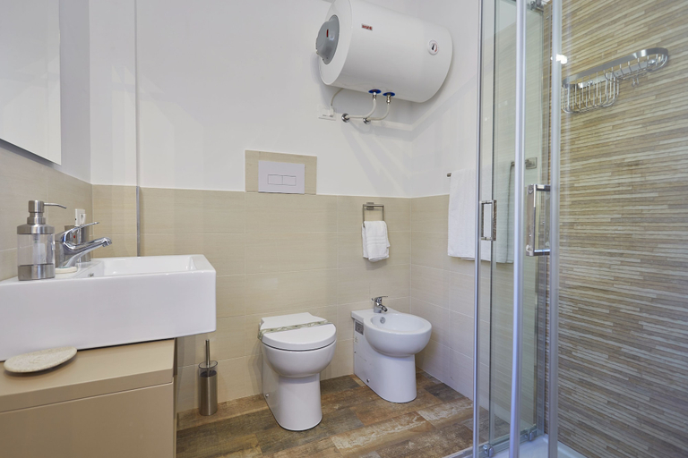 Bathroom 4, Villa Montemar, Trapani