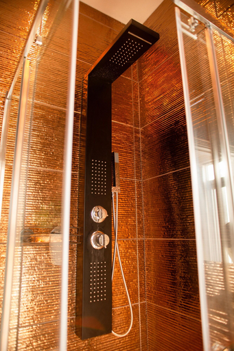 Bathroom 5, Captivating 1-bed Apartment in Birmingham, Birmingham
