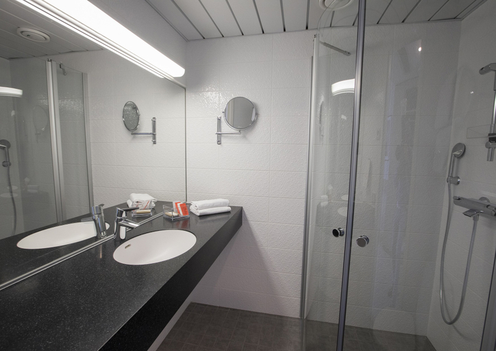 Bathroom 4, Original Sokos Hotel Seurahuone Savonlinna, Southern Savonia