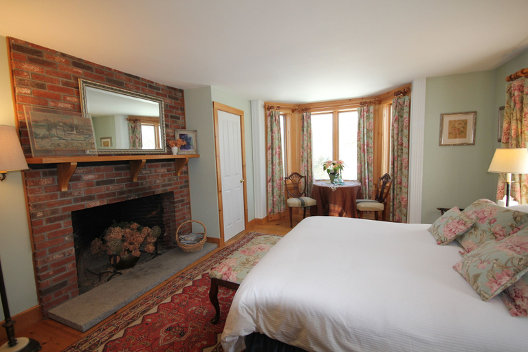 Bedroom 2, Highland Lake Inn, Merrimack
