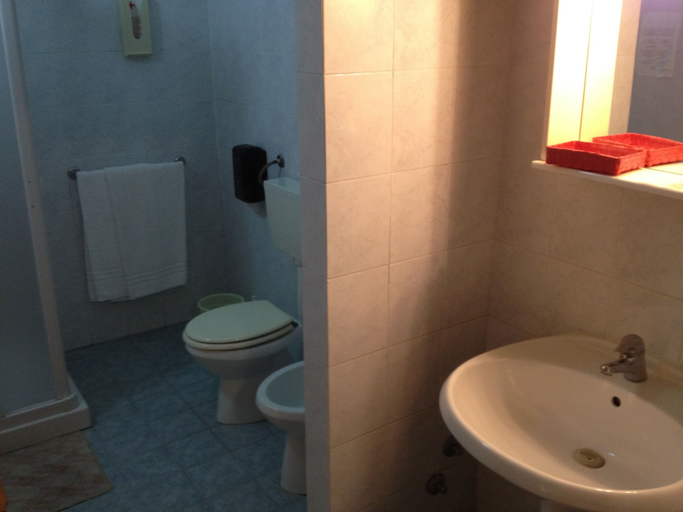 Bathroom 4, Hotel Archimede Ortigia, Syracuse