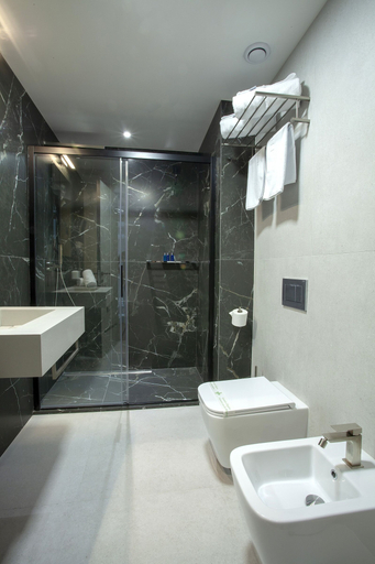 Bathroom 5, Hotel Solun, Trieste