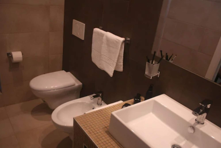 Bathroom 4, International Hotel Dakar, Dakar