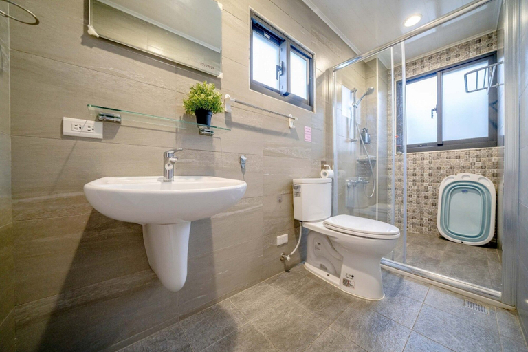 Bathroom, Han Tian Slide, Yilan