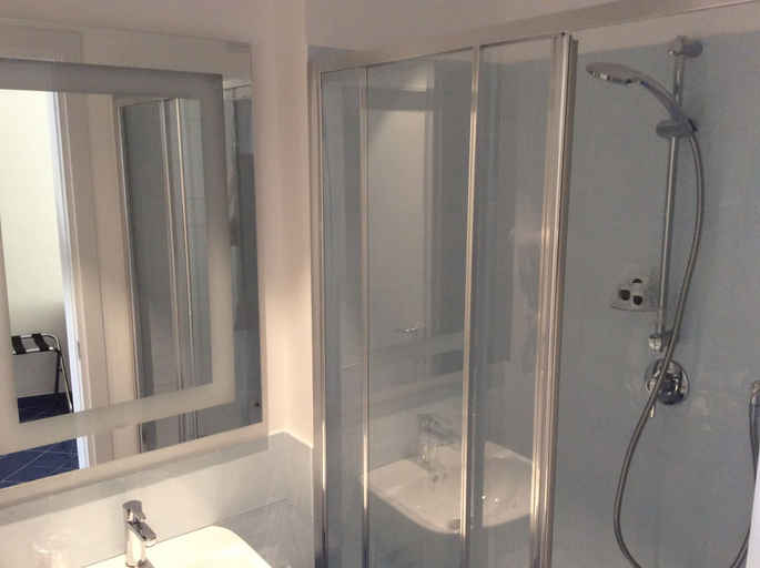 Bathroom 5, Hotel Victoria Place, Napoli