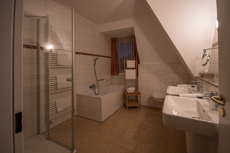 Bathroom 4, Hotel Stadt Aurich, Aurich