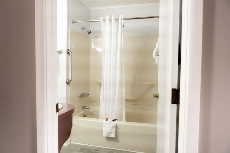 Bathroom 3, Admiral Motel, Warren