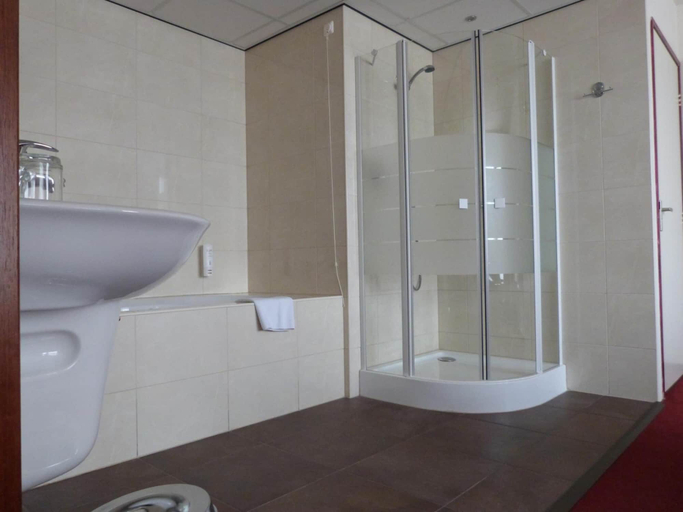 Bathroom 5, Hotel Wienerhof, Den Helder