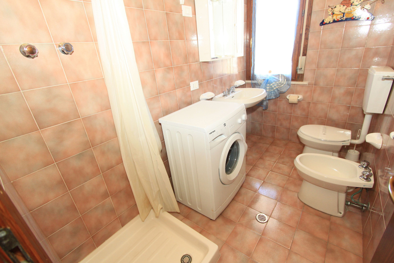Bathroom, Tre Stelle apartments, Ferrara