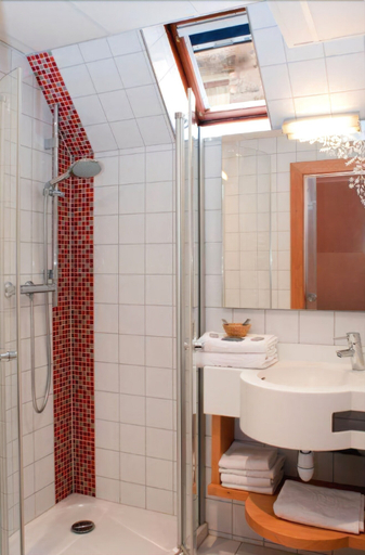 Bathroom 4, LOGIS Hôtel Saint-Martin, Haut-Rhin