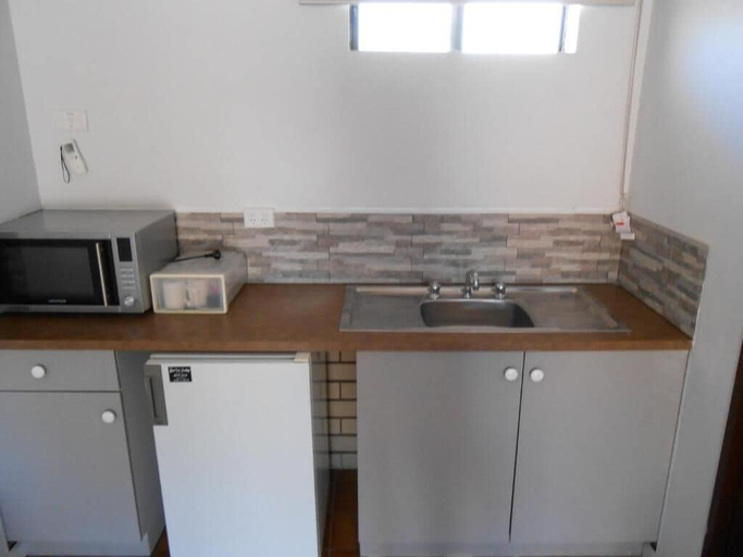 Others 4, Birch Motel Tocumwal, Berrigan