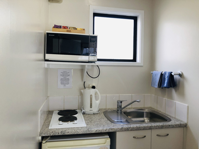Others 5, Tudor Court Motor Lodge, Waitakere
