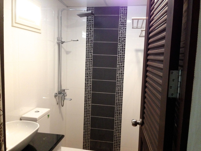 Bathroom 4, Katesiree House, Pattaya