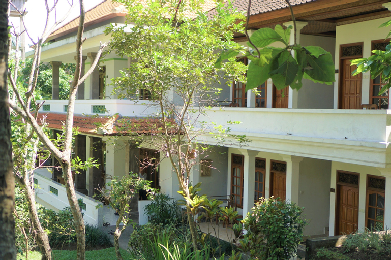 Exterior & Views 13