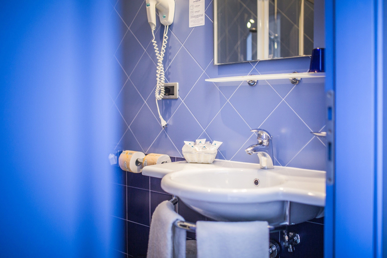 Bathroom 5, Hotel San Giorgio, Venezia