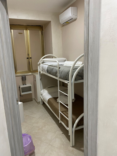 Bedroom 3, Hotel Poker, Napoli
