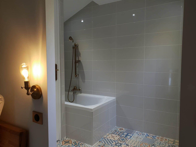 Bathroom 5, A Bella Scusa, Corse-du-Sud