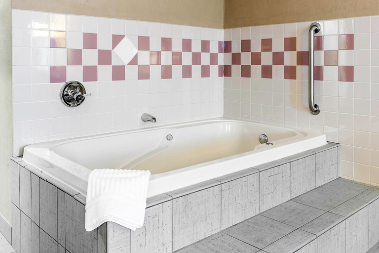 Bathroom 4, Quality Inn Defiance, Defiance