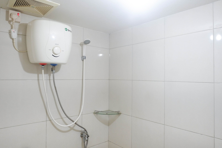 Bathroom 5, Delightful Studio Apartment at Orchard Supermall Mansion By Travelio, Surabaya