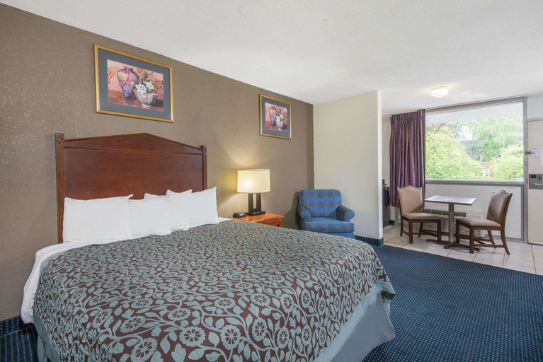 Bedroom 5, Days Inn by Wyndham Arlington Pentagon, Arlington