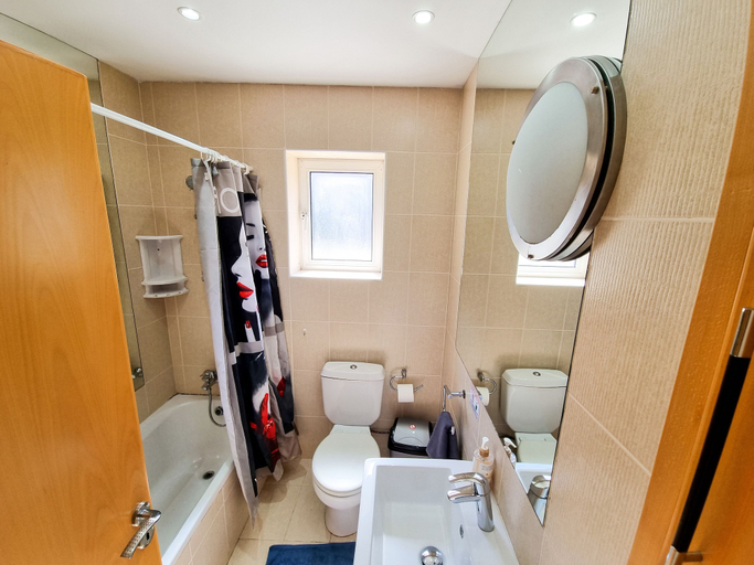 Bathroom 3, Wait n Sea Apartment, Larnaca
