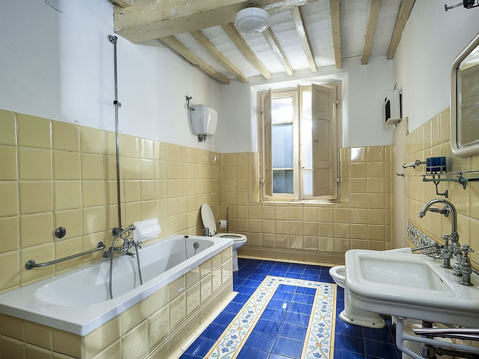 Bathroom, Villa Montalcinello, Siena