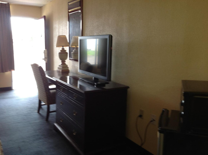 Others 4, Executive Inn, Miller