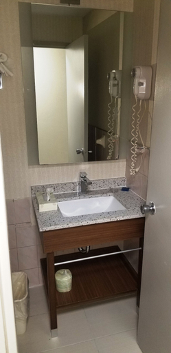 Bathroom 5, Baymont by Wyndham Montreal Airport, Montréal