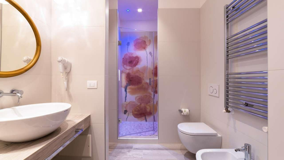 Bathroom 5, The Green Park Hotel, Venezia