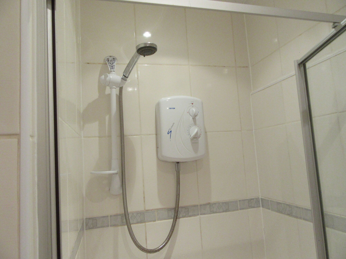 Bathroom 2, No 7, Sefton