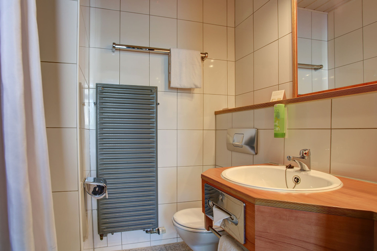Bathroom 5, Trip Inn Blankenburg (ehemals Centro Hotel Blankenburg by INA), Karlsruhe