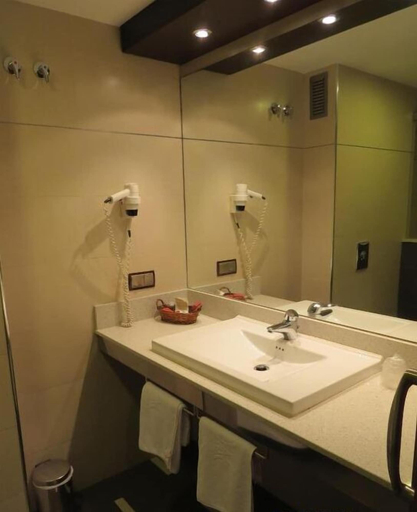 Bathroom 3, Hotel Ríos, Navarra