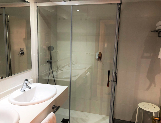 Bathroom 4, Apartamentos Plaza Picasso, Valencia