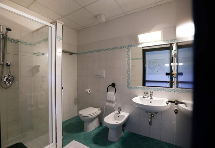Bathroom 3, Hotel Pescille by Double Hospitality, Siena