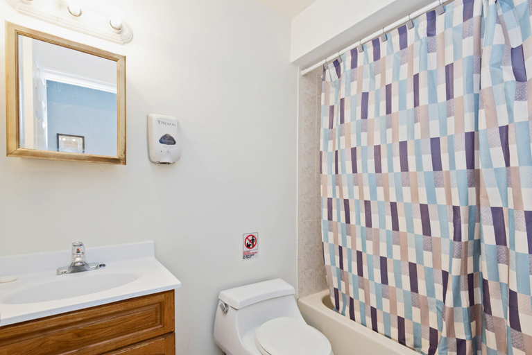 Bathroom 4, Racpanos Modern Stay on Forrest Street, Jersey City