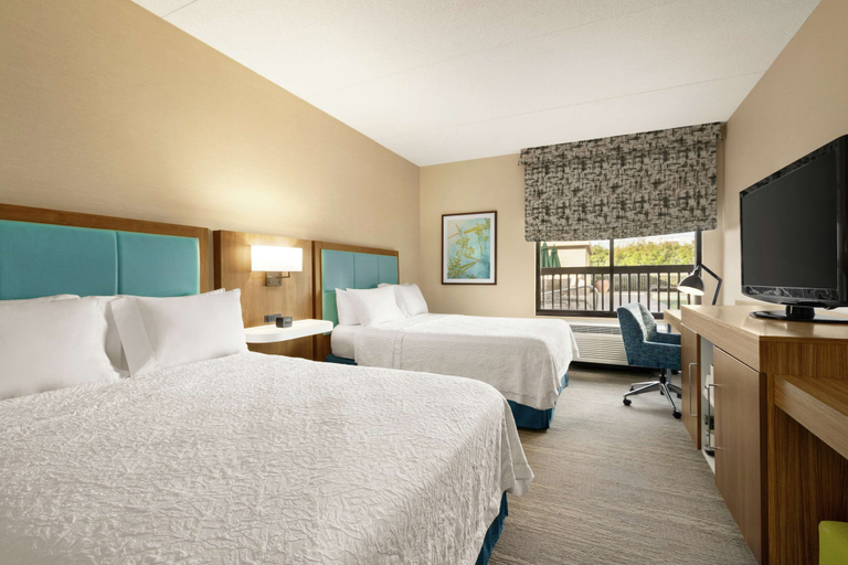 Bedroom 3, Hampton Inn Portland-Airport, Multnomah