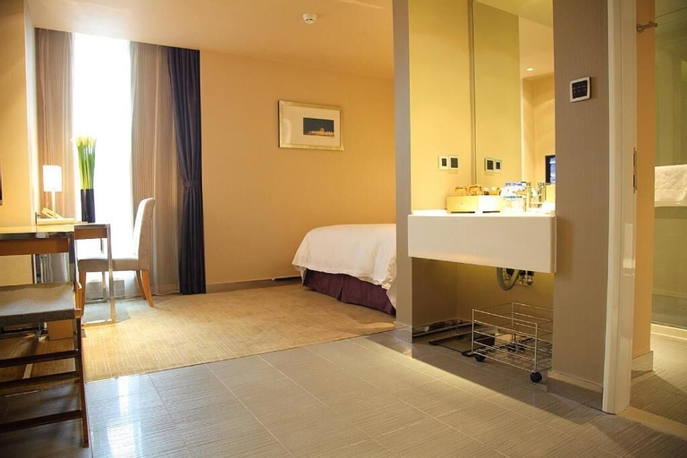 Bedroom 2, Shanghai HongQiao Airport Hotel, Shanghai