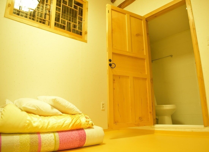 Bedroom 3, Bukchonae, Jongno