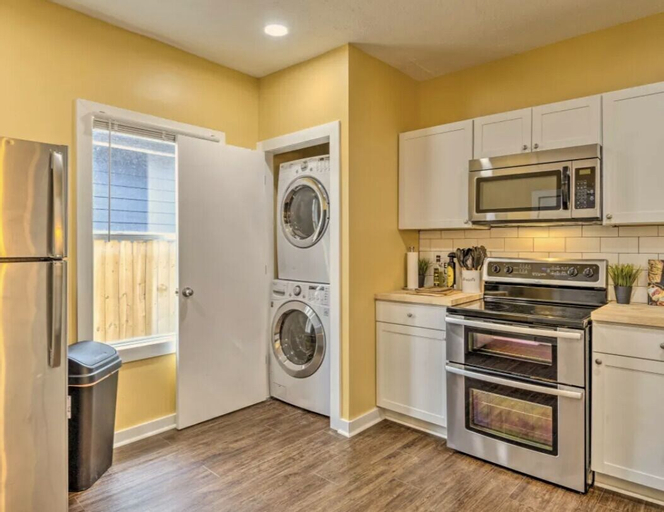 Urban Chic Townhome Near Downtown, Marion